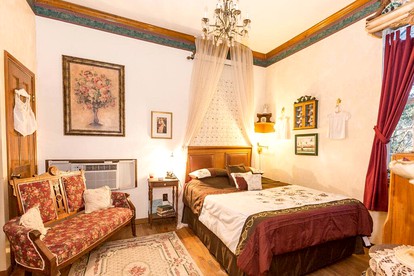 Rustic Victorian-Style Cottage Rental with Clawfoot Bathtub on Hamilton Creek, Texas - Marble Falls, Texas - glamping.directory