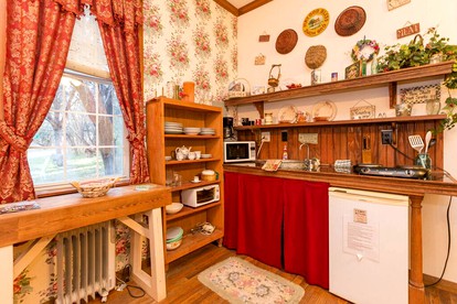 Rustic Victorian-Style Cottage Rental with Clawfoot Bathtub on Hamilton Creek, Texas - Marble Falls, Texas - glamping.directory