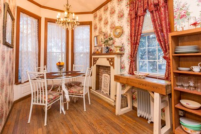 Rustic Victorian-Style Cottage Rental with Clawfoot Bathtub on Hamilton Creek, Texas - Marble Falls, Texas - glamping.directory