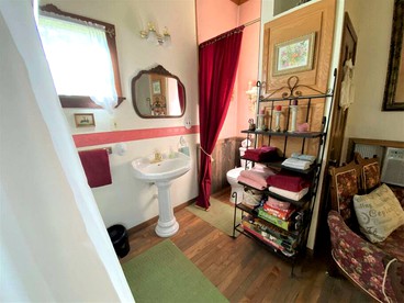 Rustic Victorian-Style Cottage Rental with Clawfoot Bathtub on Hamilton Creek, Texas - Marble Falls, Texas - glamping.directory