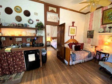 Rustic Victorian-Style Cottage Rental with Clawfoot Bathtub on Hamilton Creek, Texas - Marble Falls, Texas - glamping.directory