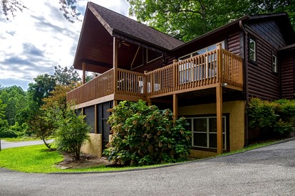 Fantastic Cabin with Hot-tub in Gatlinburg, Tennessee - glamping.directory