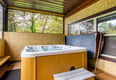 Fantastic Cabin with Hot-tub in Gatlinburg, Tennessee - Gatlinburg, Tennessee - glamping.directory