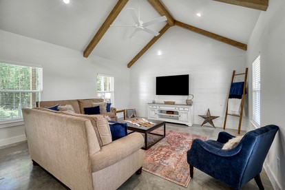 Cozy Chic Cabin with Fire Pit, BBQ and Countryside Views in Texas - Washington, Texas - glamping.directory