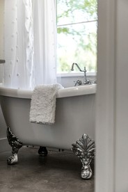 Cozy Chic Cabin with Fire Pit, BBQ and Countryside Views in Texas - Washington, Texas - glamping.directory