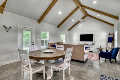 Cozy Chic Cabin with Fire Pit, BBQ and Countryside Views in Texas - Washington, Texas - glamping.directory