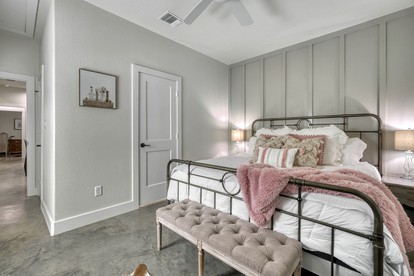 Cozy Chic Cabin with Fire Pit, BBQ and Countryside Views in Texas - Washington, Texas - glamping.directory