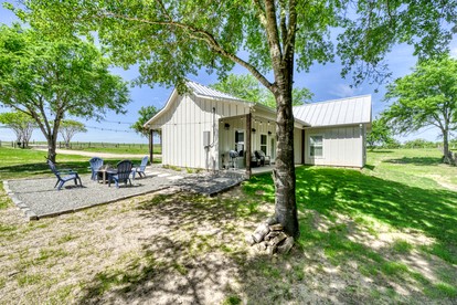 Cozy Chic Cabin with Fire Pit, BBQ and Countryside Views in Texas - glamping.directory