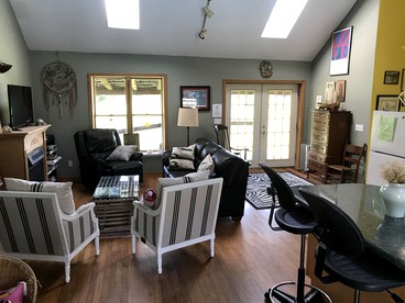 Pet-Friendly Log Cabin with an Outdoor Pool near Crofton, Kentucky - Crofton, Kentucky - glamping.directory