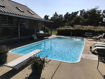 Pet-Friendly Log Cabin with an Outdoor Pool near Crofton, Kentucky - Crofton, Kentucky - glamping.directory