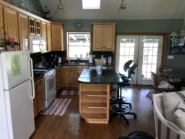 Pet-Friendly Log Cabin with an Outdoor Pool near Crofton, Kentucky - Crofton, Kentucky - glamping.directory
