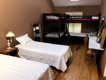 Pet-Friendly Log Cabin with an Outdoor Pool near Crofton, Kentucky - Crofton, Kentucky - glamping.directory
