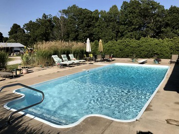 Pet-Friendly Log Cabin with an Outdoor Pool near Crofton, Kentucky - Crofton, Kentucky - glamping.directory