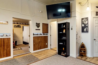 Family Cabin Near the Lake with BBQ in Maine - Greenville, Maine - glamping.directory