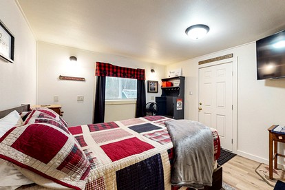 Family Cabin Near the Lake with BBQ in Maine - Greenville, Maine - glamping.directory