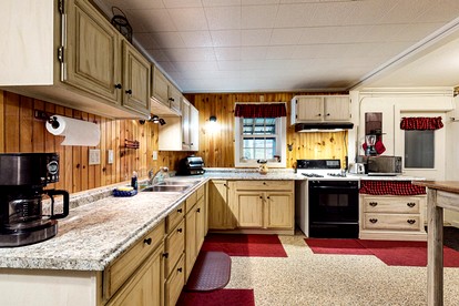 Family Cabin Near the Lake with BBQ in Maine - Greenville, Maine - glamping.directory