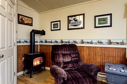 Family Cabin Near the Lake with BBQ in Maine - Greenville, Maine - glamping.directory