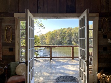 Light-Filled Lakeside Cabin with Private 15-Acre Spring-Fed Lake Near Downtown Excelsior Springs, Missouri - Excelsior Springs, Missouri - glamping.directory