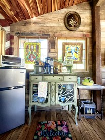 Light-Filled Lakeside Cabin with Private 15-Acre Spring-Fed Lake Near Downtown Excelsior Springs, Missouri - Excelsior Springs, Missouri - glamping.directory