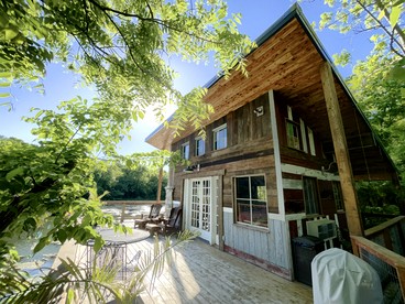Light-Filled Lakeside Cabin with Private 15-Acre Spring-Fed Lake Near Downtown Excelsior Springs, Missouri - glamping.directory