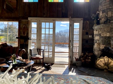 Light-Filled Lakeside Cabin with Private 15-Acre Spring-Fed Lake Near Downtown Excelsior Springs, Missouri - Excelsior Springs, Missouri - glamping.directory