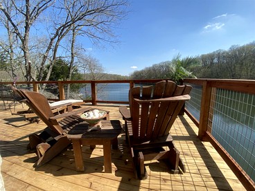 Light-Filled Lakeside Cabin with Private 15-Acre Spring-Fed Lake Near Downtown Excelsior Springs, Missouri - Excelsior Springs, Missouri - glamping.directory
