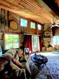 Light-Filled Lakeside Cabin with Private 15-Acre Spring-Fed Lake Near Downtown Excelsior Springs, Missouri - Excelsior Springs, Missouri - glamping.directory