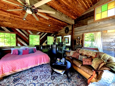 Light-Filled Lakeside Cabin with Private 15-Acre Spring-Fed Lake Near Downtown Excelsior Springs, Missouri - Excelsior Springs, Missouri - glamping.directory