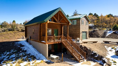 Stunning Cabin Rental for Glamping Escapes Between Bryce Canyon and Zion National Park - glamping.directory