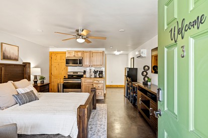 Stunning Cabin Rental for Glamping Escapes Between Bryce Canyon and Zion National Park - Alton, Utah - glamping.directory