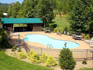 Spacious Cabin in Sevierville, with Hot Tub and Games Room for a Relaxing Getaway in the Mountains - Sevierville, Tennessee - glamping.directory
