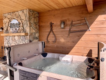 Spacious Cabin in Sevierville, with Hot Tub and Games Room for a Relaxing Getaway in the Mountains - Sevierville, Tennessee - glamping.directory
