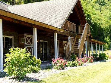 Fantastic Secluded Rental for a Large Group Getaway near East Branch, New York - Fishs Eddy, New York - glamping.directory