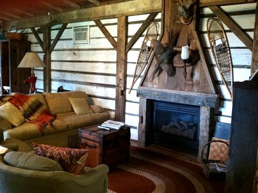 Charming Cabin Rental with a Hot Tub near Cedar Point and Lake Erie in Ohio - Bellevue, Ohio - glamping.directory