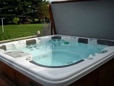 Charming Cabin Rental with a Hot Tub near Cedar Point and Lake Erie in Ohio - Bellevue, Ohio - glamping.directory