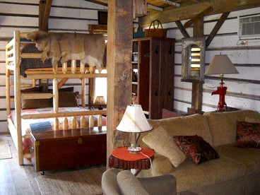 Charming Cabin Rental with a Hot Tub near Cedar Point and Lake Erie in Ohio - Bellevue, Ohio - glamping.directory