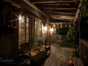 Charming Cabin Rental with a Hot Tub near Cedar Point and Lake Erie in Ohio - Bellevue, Ohio - glamping.directory