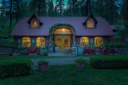 Luxurious Bed and Breakfast Suite for One or Two Couples near Kettle Falls, Washington - Kettle Falls, Washington - glamping.directory