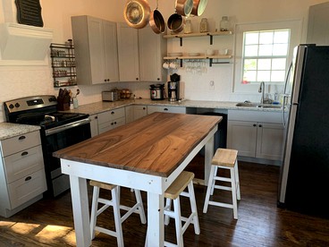 Mighty Oaks Retreat, Valdina Farms, D'Hanis, TX - D'Hanis, Texas - glamping.directory