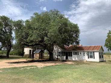 Mighty Oaks Retreat, Valdina Farms, D'Hanis, TX - glamping.directory