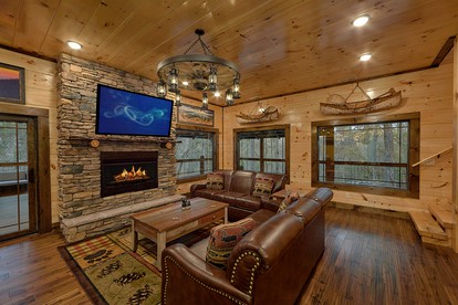 Family Glamping in Sevierville, Tennessee in Amazing Rental with Indoor Pool and Putt Putt Golf - Sevierville, Tennessee - glamping.directory