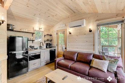 Fantastic Rustic Tree House with Hot-tub and Barbecue in Gatlinburg, Tennessee - Gatlinburg, Tennessee - glamping.directory
