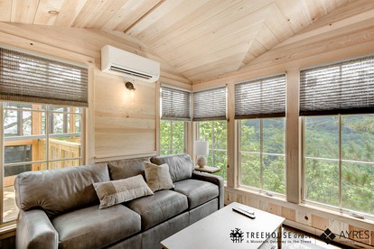 Fantastic Rustic Tree House with Hot-tub and Barbecue in Gatlinburg, Tennessee - Gatlinburg, Tennessee - glamping.directory