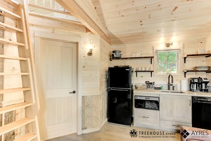 Fantastic Rustic Tree House with Hot-tub and Barbecue in Gatlinburg, Tennessee - Gatlinburg, Tennessee - glamping.directory