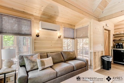 Fantastic Rustic Tree House with Hot-tub and Barbecue in Gatlinburg, Tennessee - Gatlinburg, Tennessee - glamping.directory