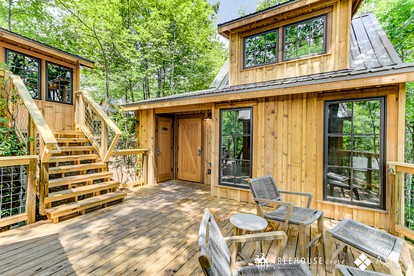 Fantastic Rustic Tree House with Hot-tub and Barbecue in Gatlinburg, Tennessee - Gatlinburg, Tennessee - glamping.directory