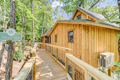 Fantastic Rustic Tree House with Hot-tub and Barbecue in Gatlinburg, Tennessee - Gatlinburg, Tennessee - glamping.directory