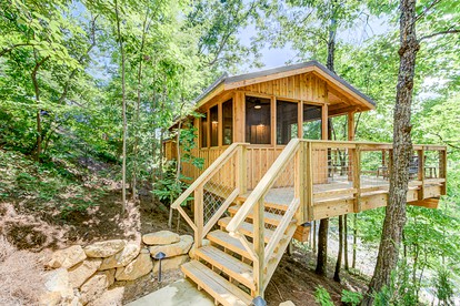 Fantastic Rustic Tree House with Hot-tub and Barbecue in Gatlinburg, Tennessee - Gatlinburg, Tennessee - glamping.directory