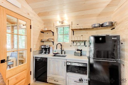 Fantastic Rustic Tree House with Hot-tub and Barbecue in Gatlinburg, Tennessee - Gatlinburg, Tennessee - glamping.directory