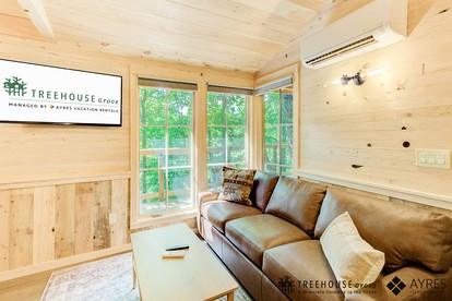 Fantastic Rustic Tree House with Hot-tub and Barbecue in Gatlinburg, Tennessee - Gatlinburg, Tennessee - glamping.directory